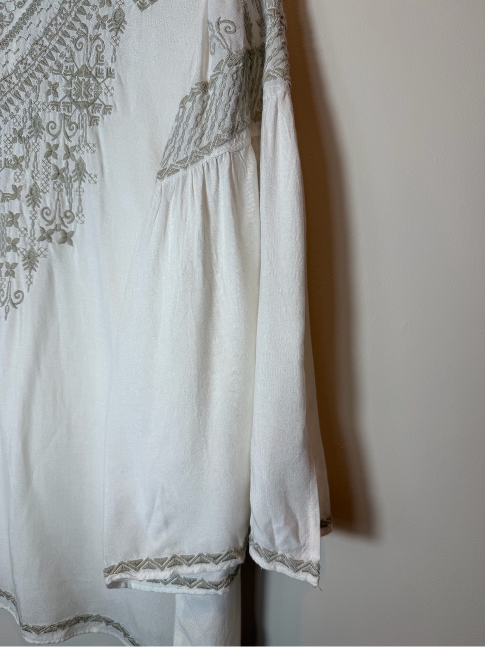 Chelsea & Theodore White Blouse with Beige Embroidery - Picture 4 of 11